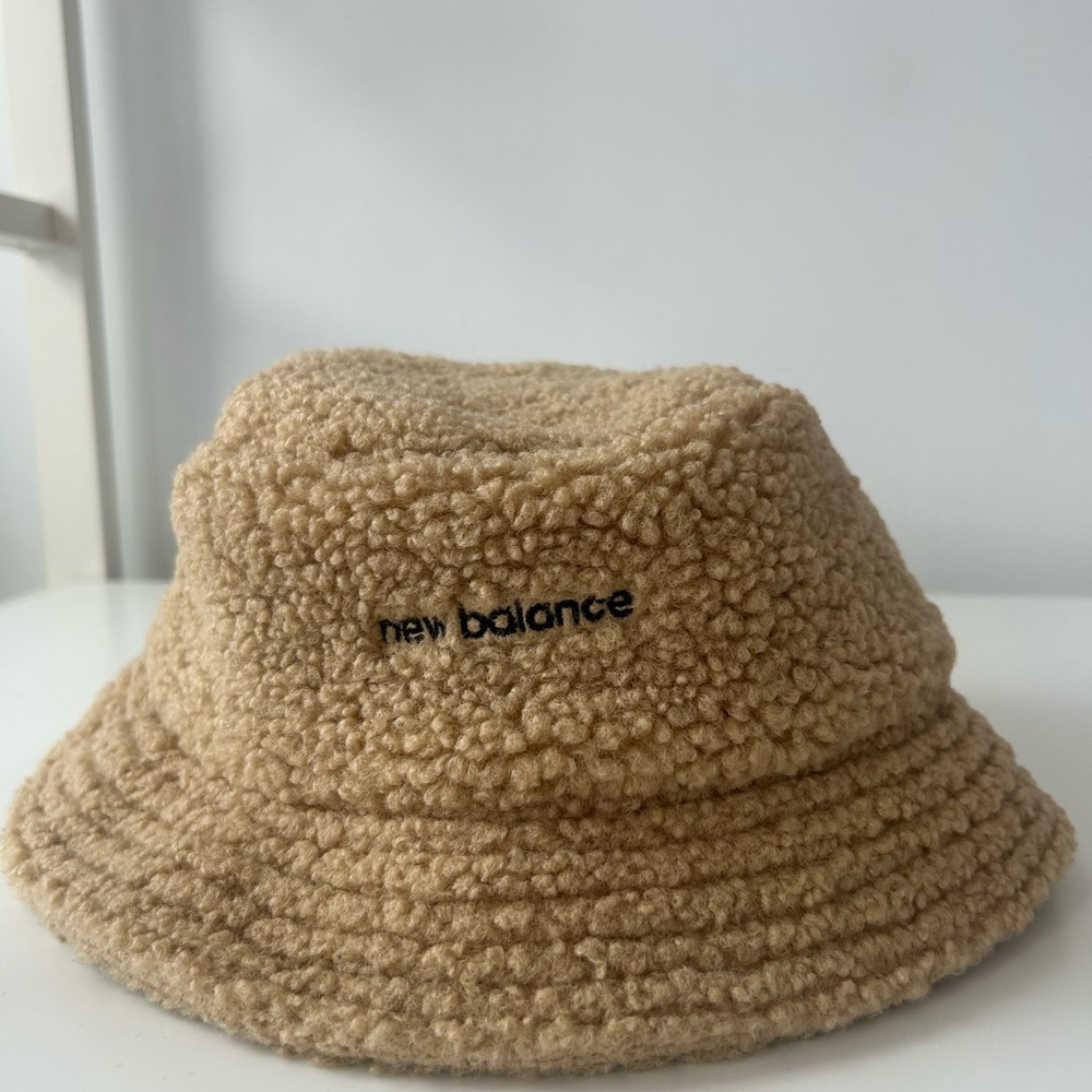 New balance sherpa bucket hat beige urban outfitters